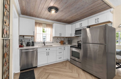 Parkside Villa | Spacious 1-bedroom house in charming Hollywood with large fenced back yard.