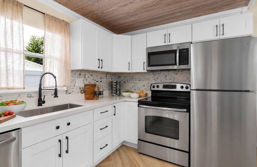 Parkside Villa | Spacious 1-bedroom house in charming Hollywood with large fenced back yard.