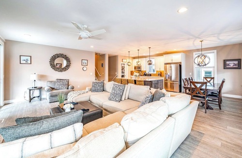 North End Condo | SPACIOUS 11+ BR, 8 ensuites, 12 bath, sleeps 35! Beach tags included