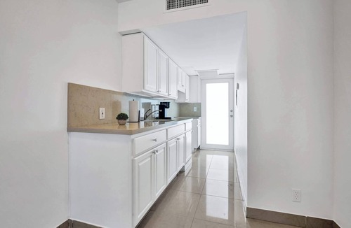 Mango Groves Apartment | Spacious 1BR Retreat w/Pool in Lake Worth