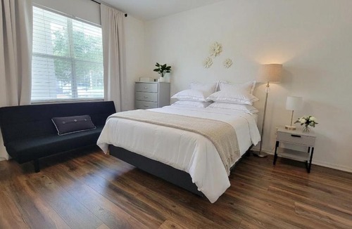 Gainesville Apartment | Spacious 2BR 2BA Suite - Walk to Mall & Hospitals