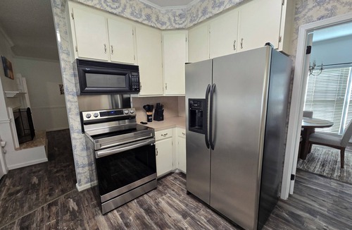 Montgomery House | Spacious 2BR Townhome. Conveniently Located Close to Restaurants and Shopping