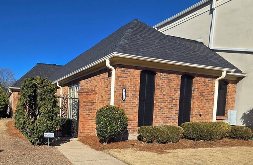 Montgomery House | Spacious 2BR Townhome. Conveniently Located Close to Restaurants and Shopping