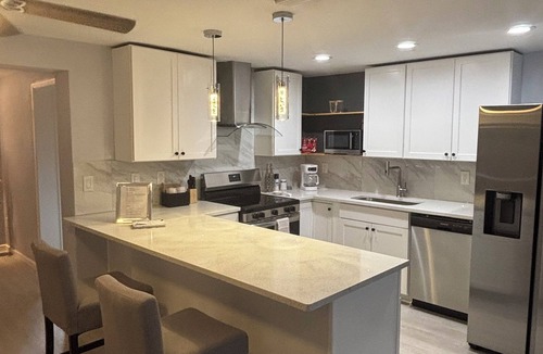 Holiday House | Spacious 3-Bedbroom Sleep 7 Family Retreat Near Tarpon Springs & Nearby Beaches!