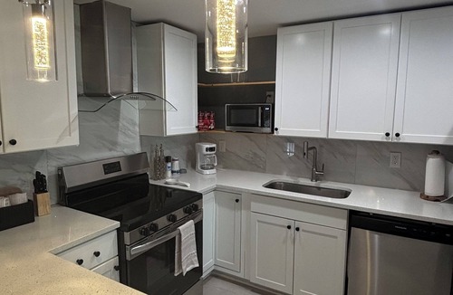 Holiday House | Spacious 3-Bedbroom Sleep 7 Family Retreat Near Tarpon Springs & Nearby Beaches!