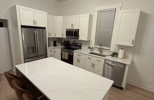 Hyde Park House | Spacious 4-bedroom 2-bathroom house by Downtown Tampa with AC and Parking