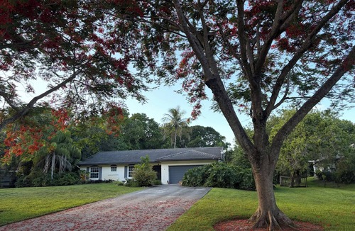 Davie House | Spacious 4-bedroom house Pool and Tiki Hut in adorable Davie 20 Min to World Cup