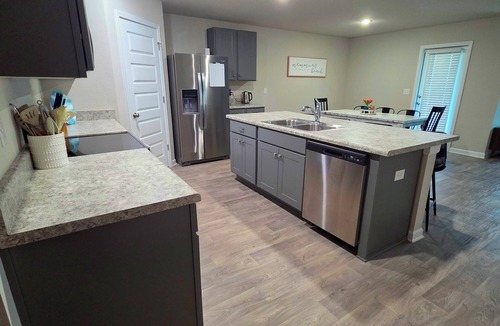 Foley House | Spacious 4 bedroom sleeps 10 one level house only minutes to the beach!