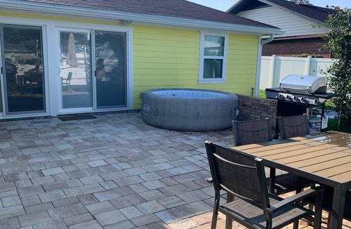 Isle of Palms House | Spacious 4-bedroom house in enchanting Jacksonville with WiFi, AC