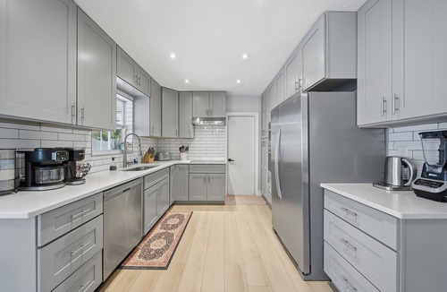 Alta Vista House | Spacious 4bdr 3bath House with Heated Pool near Downtown