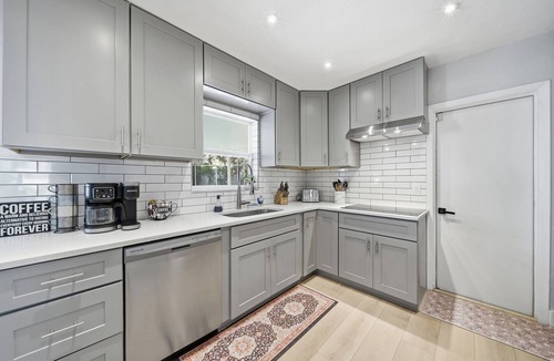 Alta Vista House | Spacious 4bdr 3bath House with Heated Pool near Downtown