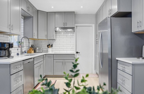 Alta Vista House | Spacious 4bdr 3bath House with Heated Pool near Downtown