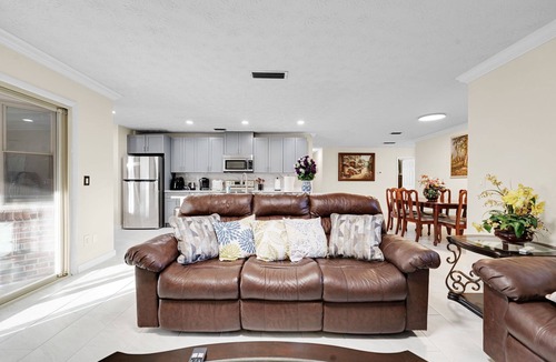 Sandalwood House | Spacious 4BR/2BA Fam Haven with quick commute