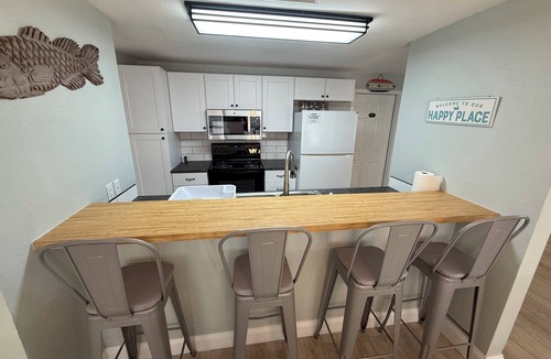 Horseshoe Beach House | Spacious 5-bedroom house in peaceful Horseshoe Beach with AC. Multi-Family Ready