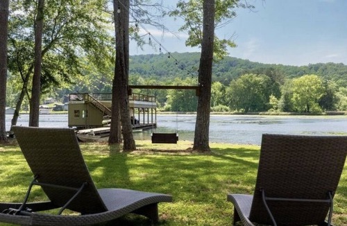 Grant House | Spacious 5-bedroom lakeside house with all the amenities for a perfect getaway!