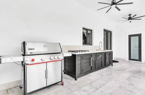 Country Club House | Spacious 5-bedroom house in pleasant Miami Lakes with AC