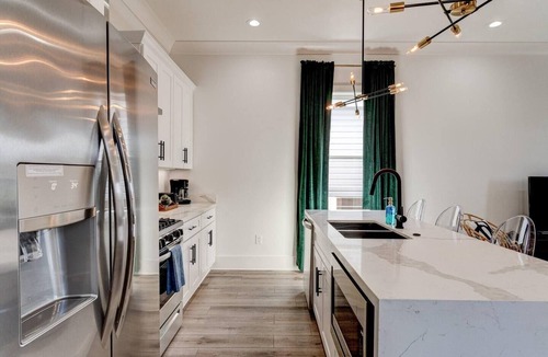 Tulane - Gravier House | Spacious 5BR Mid-City home with Superdome views, balcony & parking. Steps to parade & streetcar.