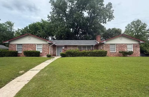 Montgomery House | Spacious 6-bedroom house in soothing Montgomery with AC