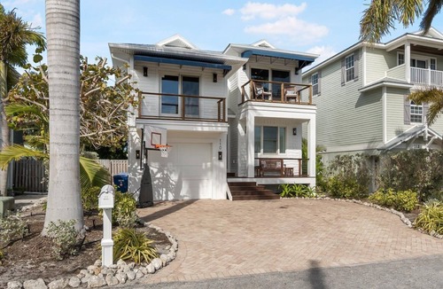 Holmes Beach House | Spacious Beachfront Home in Holmes Beach on Anna Maria Island! Swell Life