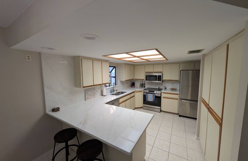 Ozona House | Spacious Coastal Cottage House in Downtown Palm Harbor with Five-Person Hottub.