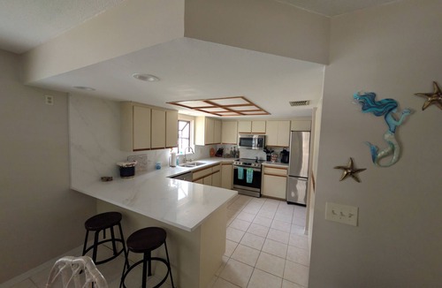 Ozona House | Spacious Coastal Cottage House in Downtown Palm Harbor with Five-Person Hottub.
