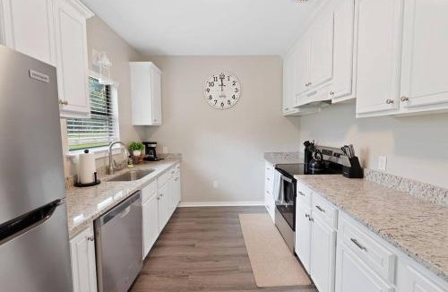Grand Bay House | Spacious Country Living with Fishing Lake