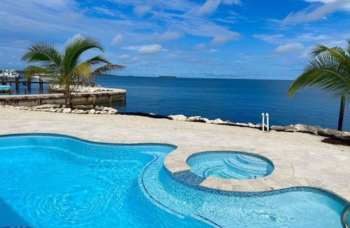Marathon House | Spacious Home, Directly on Gulf , Beautiful Sunsets, 2 Master Suites, 2 Kayaks