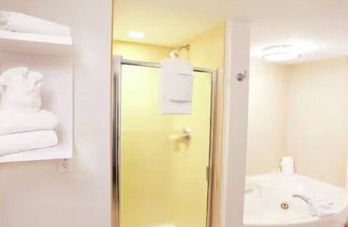 Wesley Chapel Hotel | Spacious King Studio Suite w/Whirlpool, Sofa Bed & Breakfast Included!