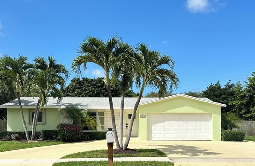 Mangonia Park House | Spacious Pool Home for 10!, Luxurious 4 Bedroom Oasis, Perfect for Large Groups