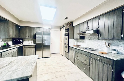 Broadmoor House | SPACIOUS, private 5 bedroom 2 min to I-12, food & shopping 12 MILES TO LSU