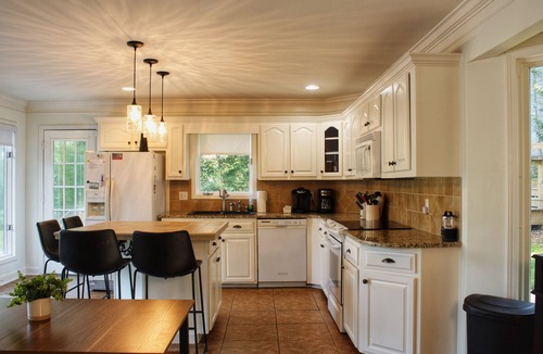 Muscle Shoals House | Spacious Quaint Two Kings Boathouse 8 miles to RTJ