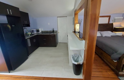 Midtown Apartment | Spacious studio with pool and 75" 4k TV in Old Town
