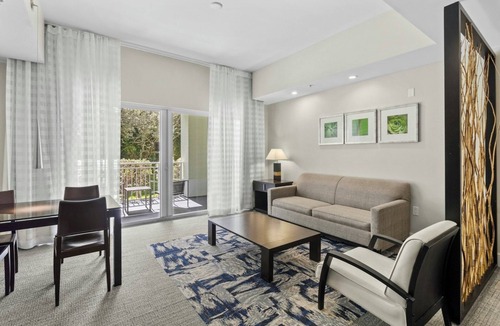 Ludlam Hotel | Spacious Suite w/Chef’s Kitchen & Pool Access | 1.5 mi to CityPlace Doral Dining