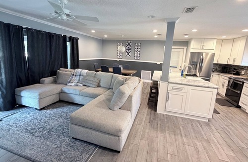 Indian Waters House | SPACIOUS WATERFRONT HOME WITH BOAT LIFT AND FLOATING DOCK 🎣 3/2 W/BONUS ROOM