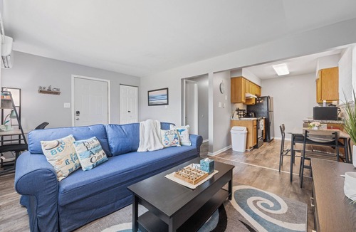 Aurora Apartment | Spacious2BR/Work Crews & Families/Sleeps6/desk/Parking/WIFI/Pet friendly
