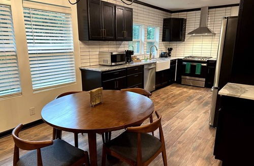 College Park House | Springhill Bungalow-cozy bungalow located in the Springhill area.nn