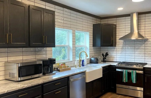 College Park House | Springhill Bungalow-cozy bungalow located in the Springhill area.nn