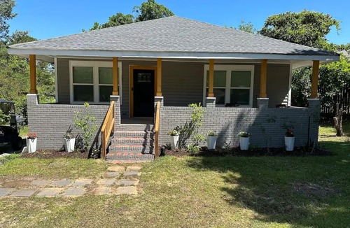College Park House | Springhill Bungalow-cozy bungalow located in the Springhill area.nn