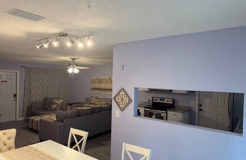 Trenton House | Springs basecamp for up to 6, less than 3 miles from Fanning Springs State Park.