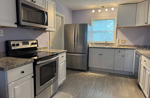 Trenton House | Springs basecamp for up to 6, less than 3 miles from Fanning Springs State Park.