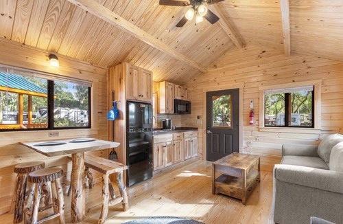 Thonotosassa Cabin | Standard Cabin with Premium Porch - Happy Travelers RV Resort