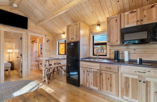 Thonotosassa Cabin | Standard Cabin with Premium Porch - Happy Travelers RV Resort