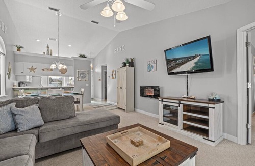 El Centro Beach House | Starfish Beach House ~ Pet-Friendly Coastal Cottage 2 Blocks to Beach with Sunroom