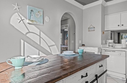 El Centro Beach House | Starfish Beach House ~ Pet-Friendly Coastal Cottage 2 Blocks to Beach with Sunroom