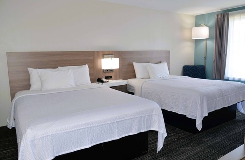 Foley Hotel | Stay Near Foley Sports Complex - 1.21 mi | 3 Units w/Parking & Breakfast!