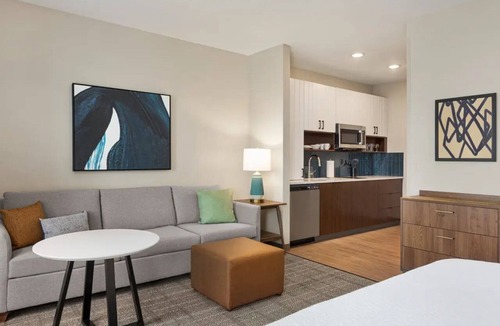 Northeast Pensacola Hotel | Staybridge Pensacola Int'l Airport Queen Studio