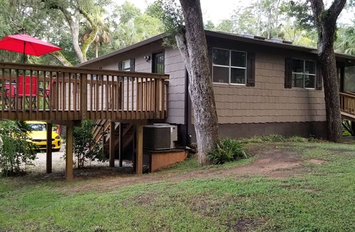 Homosassa House | Stilt home close to MacRaes, city dock, Wild Life Park.