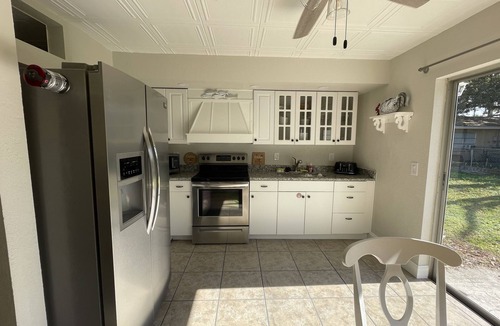 New Port Richey House | ❤️Stroll along the RIVERWALK PETS OK WITH FEE. FISH ACROSS THE STREET🎣🐕🐱🐈