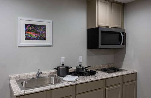 Park Forest - LA North Apartment | Studio, 1 King Bed, Kitchenette - Non-Smoking