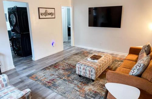 Crestline Heights Apartment | Studio B -Cozy home mins from Airport, Uptown and Downtown